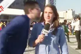 现场：报道世界杯险遭男球迷强吻 女记者上演“教科书级的回应”视频封面