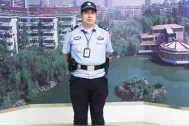 一把杀猪刀迎面飞来，他攥紧拳头徒手挡刀！民警程永跃：身后有群众，我不能躲！图片