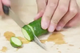 教你如何快速切好超薄黄瓜片，真正的生活黑科技！视频封面
