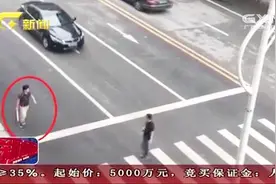 酒吧营销人员蹭酒喝 双方其争执相互叫人 街头持刀上演“全武行”视频封面