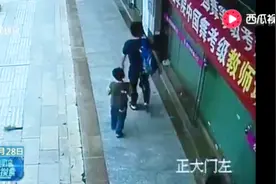 熊孩子把玻璃门当玩具撞碎 家长却视而不见 直接走掉视频封面
