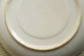 盘子上面的黄褐色污垢怎么清洗？用它擦几下，盘子跟新买的一样白