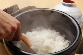 剩饭放在电饭锅里，还能继续吃吗？看完赶紧告诉身边人视频封面