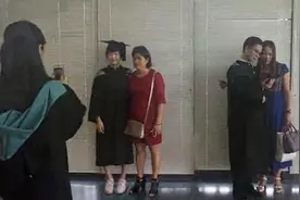学生家长穿学士服拍毕业照，致谢李嘉诚视频封面