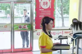 男子站在快餐店门口盯着服务员前女友，结果引起其他服务员的注意视频封面