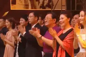 83岁老艺术家牛犇入党 引电影人们起立鼓掌、致敬老艺术家视频封面