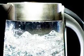 怎么让滚烫的开水迅速冷却？这个方法终生受用，特别是家有小孩的