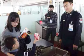 过机场安检时，安检员为什么要用一张小纸条在每个箱子上碰一下？视频封面