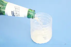 啤酒倒进小苏打里，没想到作用这么大，解决了家家户户烦恼的问题视频封面