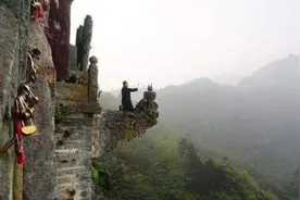 悬崖上的“夺命”香炉，百年来殉命者不计其数，炉上雕工精美绝伦图片