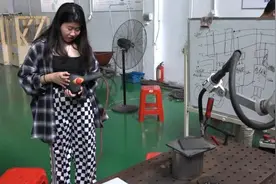 机器人工厂里的年轻操作工：认准这一行视频封面