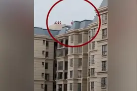 少年33楼顶抽烟喝酒，坐屋檐脚悬空视频封面