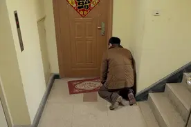 男子回家去找母亲，哭着下跪叫妈，想不到母亲却说自己没有儿子！视频封面