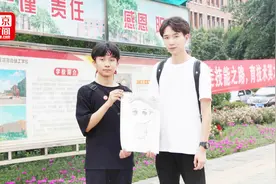 最走心“毕业礼物”！辅导员为230名毕业生手绘画像视频封面