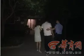 渭南一醉酒男走错单元猛敲门 “敲自家门不用管”图片