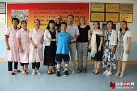 被领养6年后 菏泽14岁男孩美国归来看“妈妈”图片