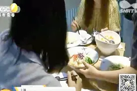 首家共享餐厅试运营 手机下单享拼盘大餐视频封面