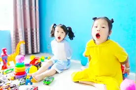 姐妹俩把玩具弄到乱七八糟，妈妈一气之下施展魔法帮女儿整理打扫视频封面