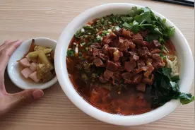 云南的泡椒牛肉面，大碗的8块钱，好多牛肉！视频封面