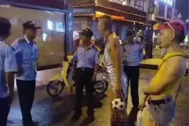 3男子着女装当街“走秀”，遭民警劝离视频封面