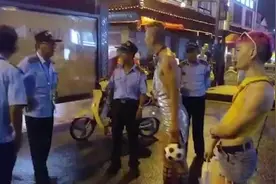 3男子着女装当街“走秀”，遭民警劝离视频封面
