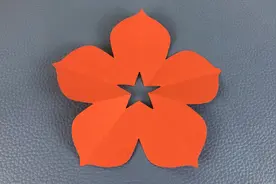 剪纸基础教程，五瓣花的剪纸方法，简单又有趣的纸艺技巧视频封面