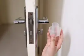 把洗衣液瓶导流管粘在门后，解决了家家户户的大难题，省钱又实用视频封面