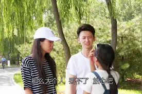 妹妹嫌弃傻子哥哥丢人，任由朋友欺负哥哥，哥哥的举动让人落泪！视频封面