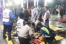泰国普吉岛海域游船倾覆 中国游客1人溺亡50人失踪视频封面