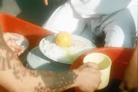 香港监狱的伙食还真不赖，有五花肉吃，饭后还有水果视频封面