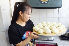 竹板这么一打呀，别滴咱不夸，夸一夸老婆做的肉馅大包子！视频封面