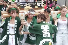 日本女人也有强悍的一面，当街扛轿子！视频封面