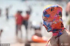 青岛脸基尼大妈海水浴场扎堆游泳 成一道靓丽的风景图片