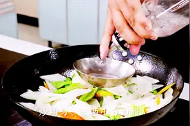 最普通的白萝卜、彪弟教你炒一盘、既开胃又下饭、快回家试试吧！视频封面