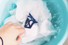 衣服沾染上笔渍洗不掉？只需一点白醋和食盐，2分钟轻松去除污渍视频封面