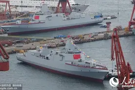 两艘万吨大驱同日下水 专家：建造能力已首屈一指图片