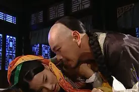 美女半夜找上将军，把两人关系和妻子说了，将军失控把她按在桌上视频封面