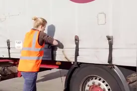 外国的女司机，都喜欢开大货车！视频封面