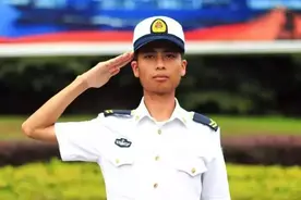 终于见到了救她的海军小伙，但这五万酬金他坚决不要！图片