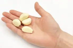 吃完大蒜别再刷牙了，教你一招，快速去除口中异味，简单有效视频封面