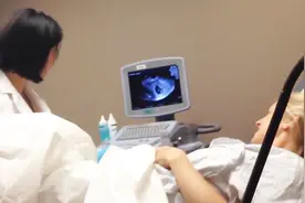 得知妈妈怀了双胞胎，爸爸兴奋尖叫，宝宝却好像不太高兴视频封面