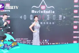 杨丞琳波点裙俏皮窦靖童酷劲足，许魏洲获奖受宠若惊视频封面