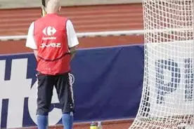 足球运动员在比赛时想上厕所，该怎么解决？视频封面