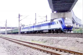 全程1730公里天津开往长沙 Z206次列车通过仓联庄立交桥视频封面