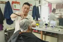 《微视界》第225期：胡同里的剃头匠直播剃光头 一刀一推感叹时代变迁视频封面