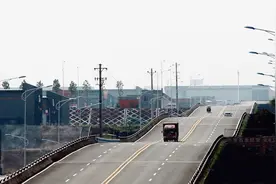 重庆“波浪形”公路是视觉差的原因吗？行驶有没有冲浪感？视频封面