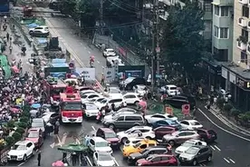 消防车出火警剐蹭违停车辆通过 律师：违停车担责图片