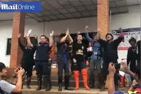 泰国洞穴13人全部获救并受邀世界杯决赛！现场士气冲破天际！图片