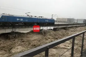 四川暴雨河水暴涨 铁路部门调集货运列车压住桥梁图片