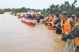 四川多地连降暴雨 官兵紧急驰援解救受灾群众图片